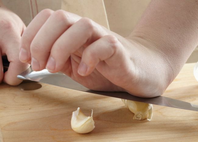 Quick and Easy Tricks to Peel 1 kg of Garlic in Minutes