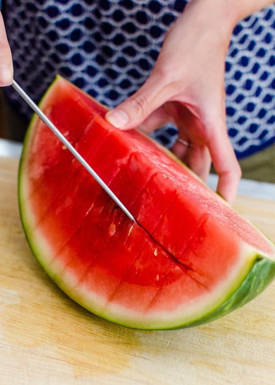 Master the Art of Cutting Watermelon: Tips for Perfect Slices Every Time!