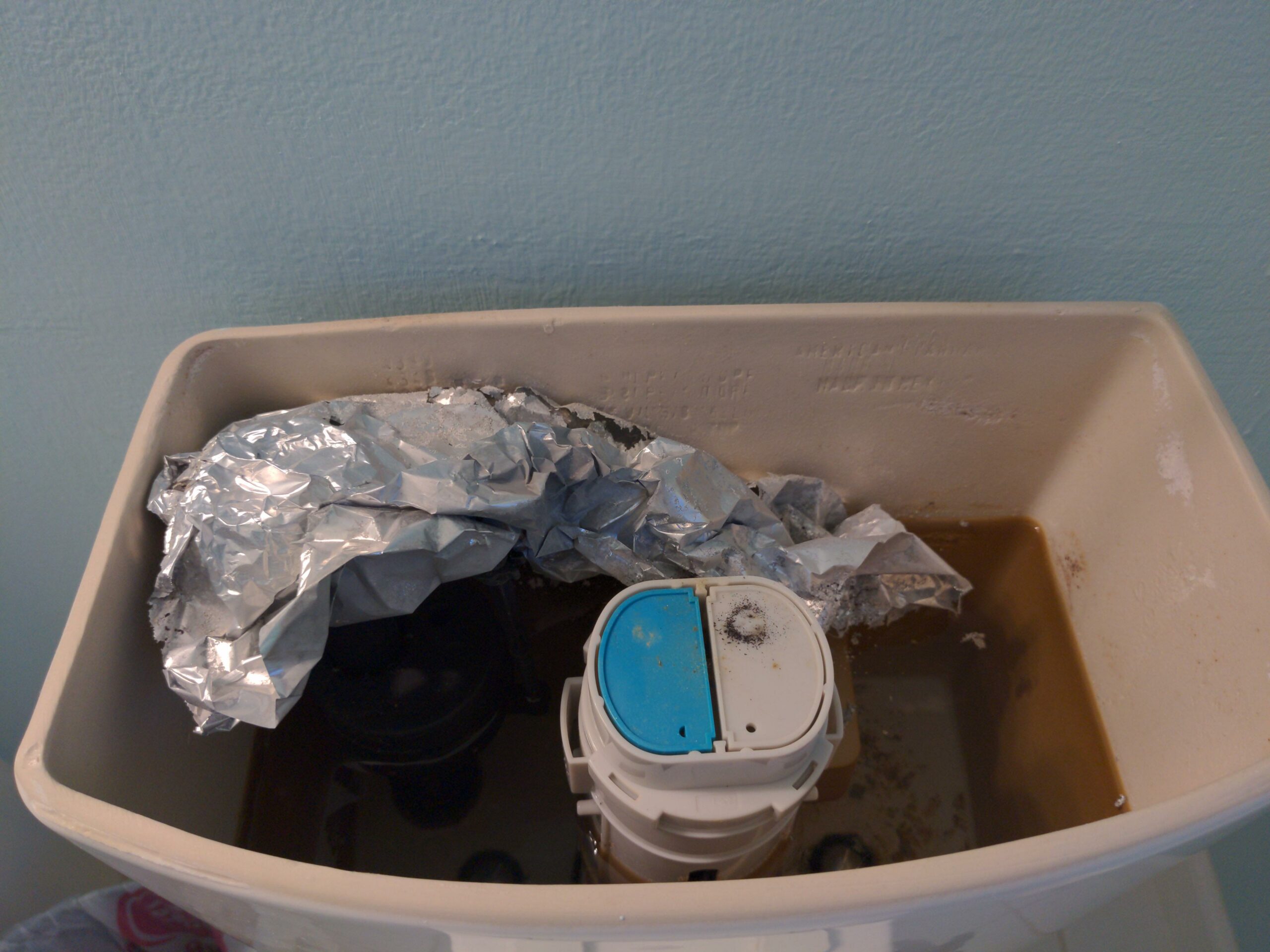 A Surprising Trick: Using Aluminum Foil to Clean Your Toilet!