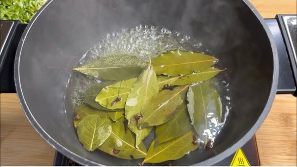 Natural Pest Repellent: Cloves and Bay Leaves